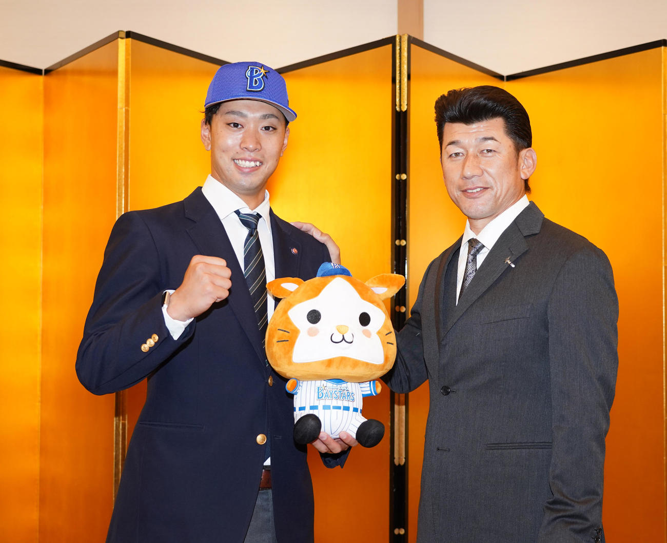 DeNAと仮契約し、三浦大輔新監督とポーズをとる明大・入江大生投手（左）（代表撮影）