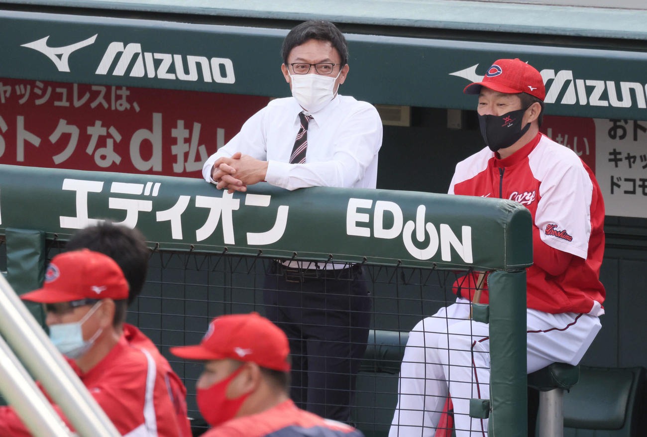 ヘッドコーチへの就任会見後、佐々岡監督（右）と練習を見守る河田雄祐氏（中央）（撮影・加藤孝規）