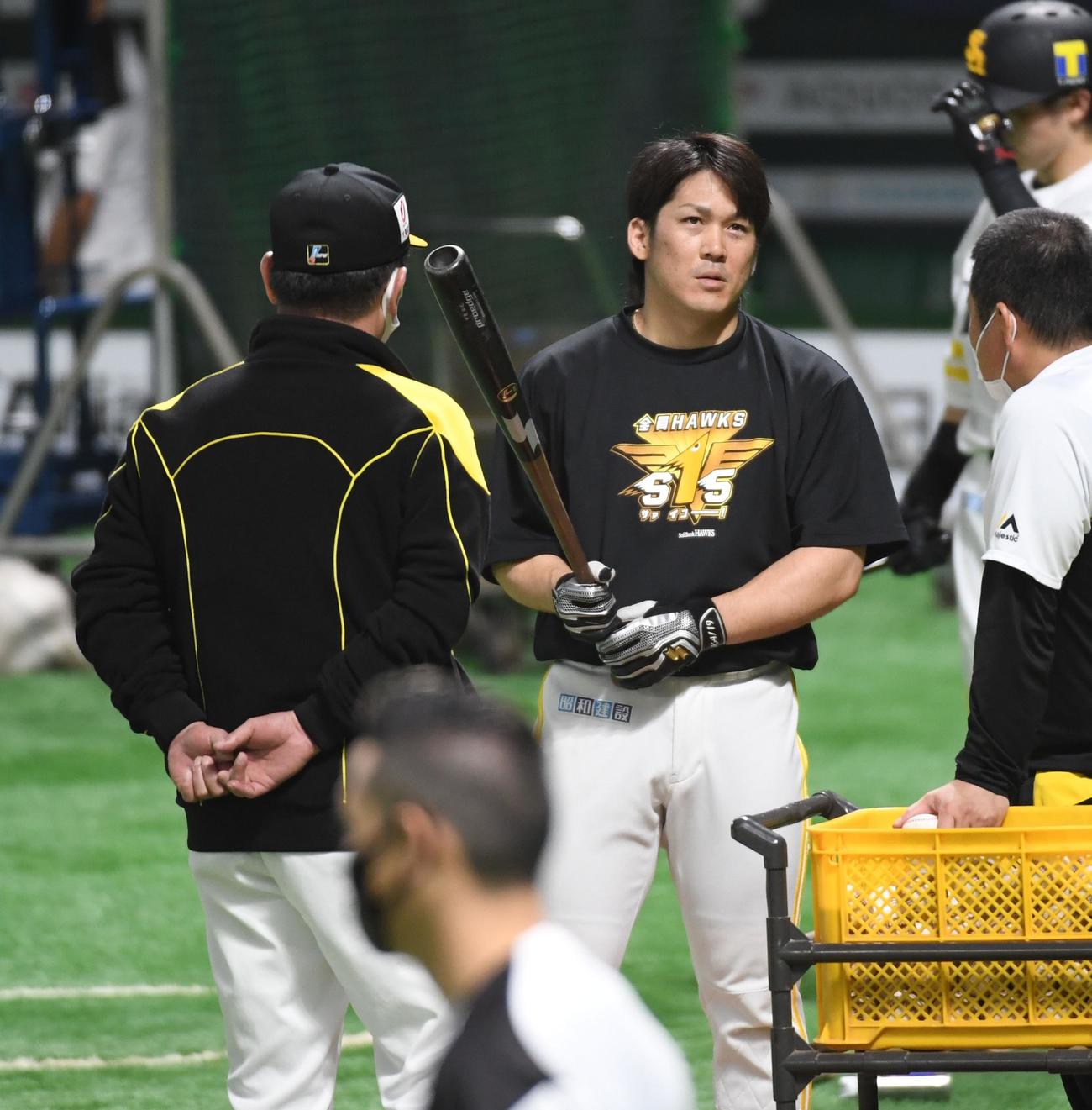 工藤公康監督と話する甲斐拓也（撮影・今浪浩三）