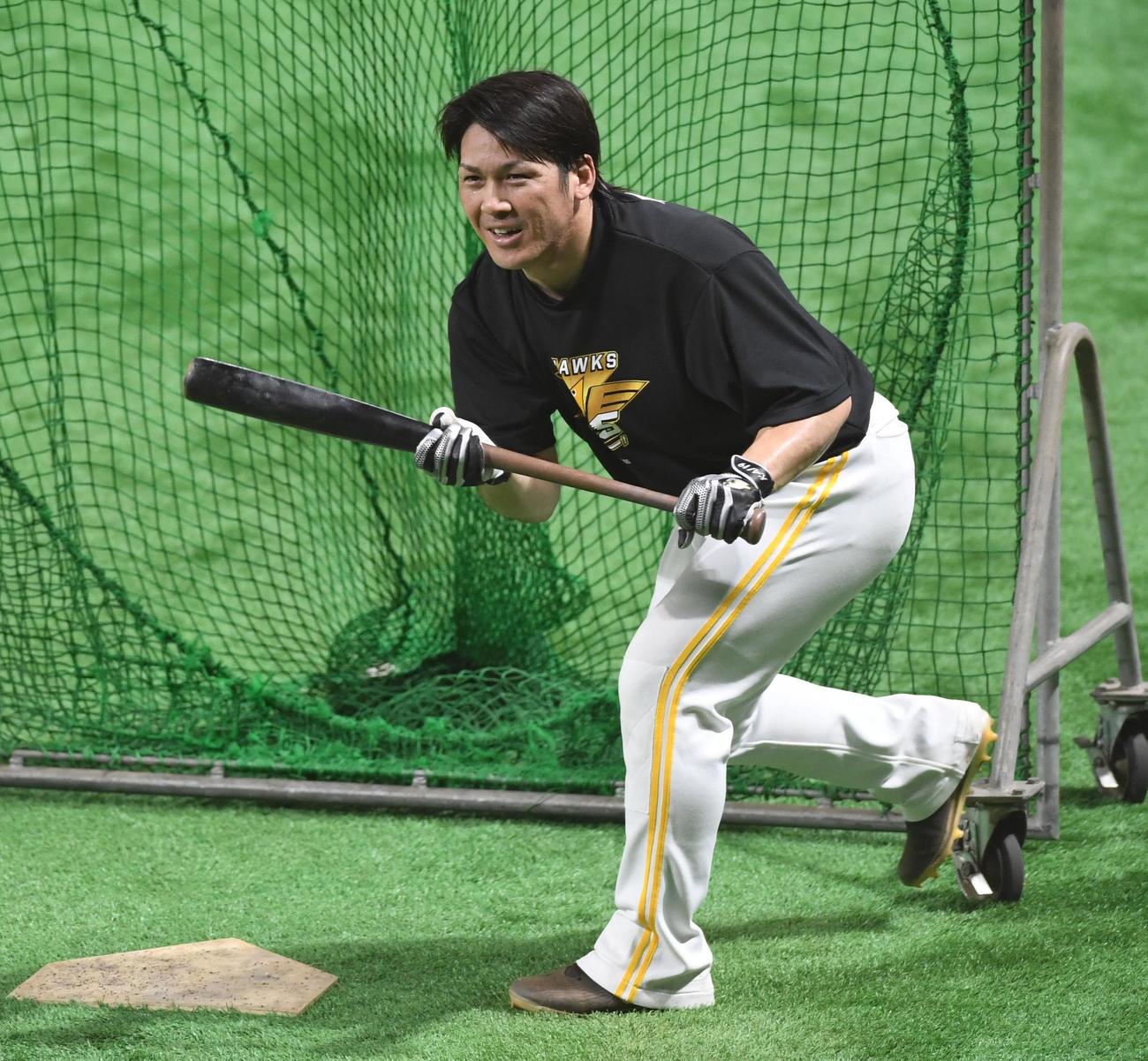 明るい表情でバント練習する甲斐拓也（撮影・今浪浩三）