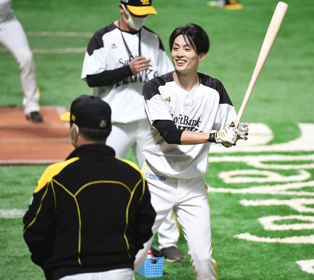 工藤監督が見守る中、明るい表情で打撃練習する周東（撮影・今浪浩三）