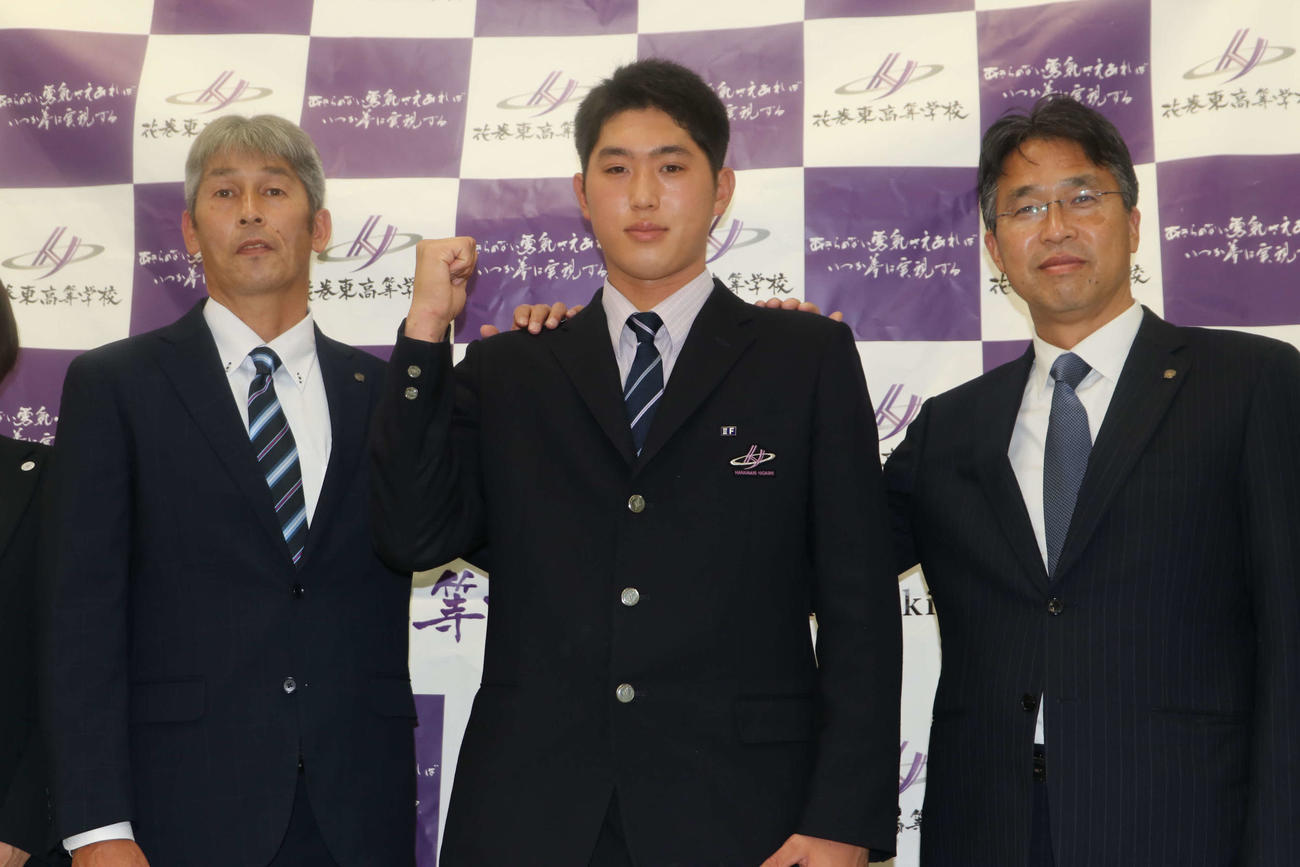 仮契約を結び撮影に応じる、左から日本ハム白井スカウト、育成1位の花巻東・松本、大渕スカウト部長（撮影・山崎純一）