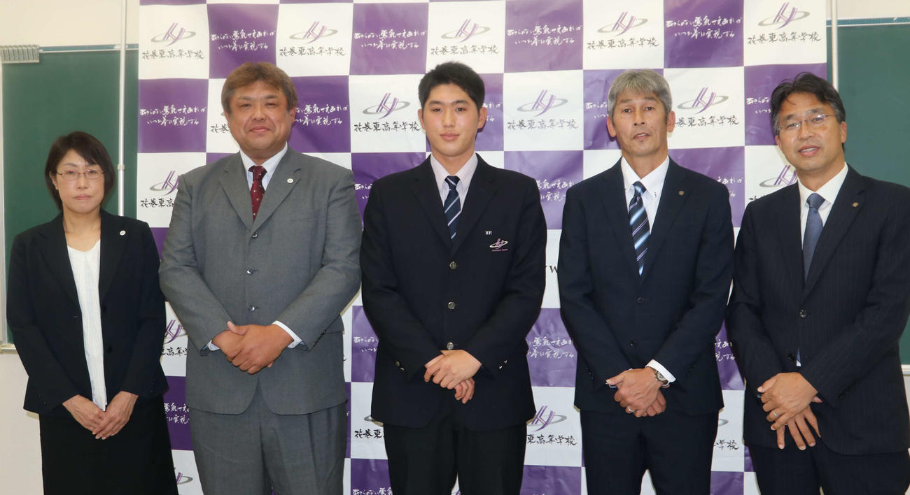 仮契約を結び撮影に応じる育成1位の花巻東・松本（中央）。右から日本ハム大渕スカウト部長、白井スカウト、父直樹さん、母忍さん（撮影・山崎純一）