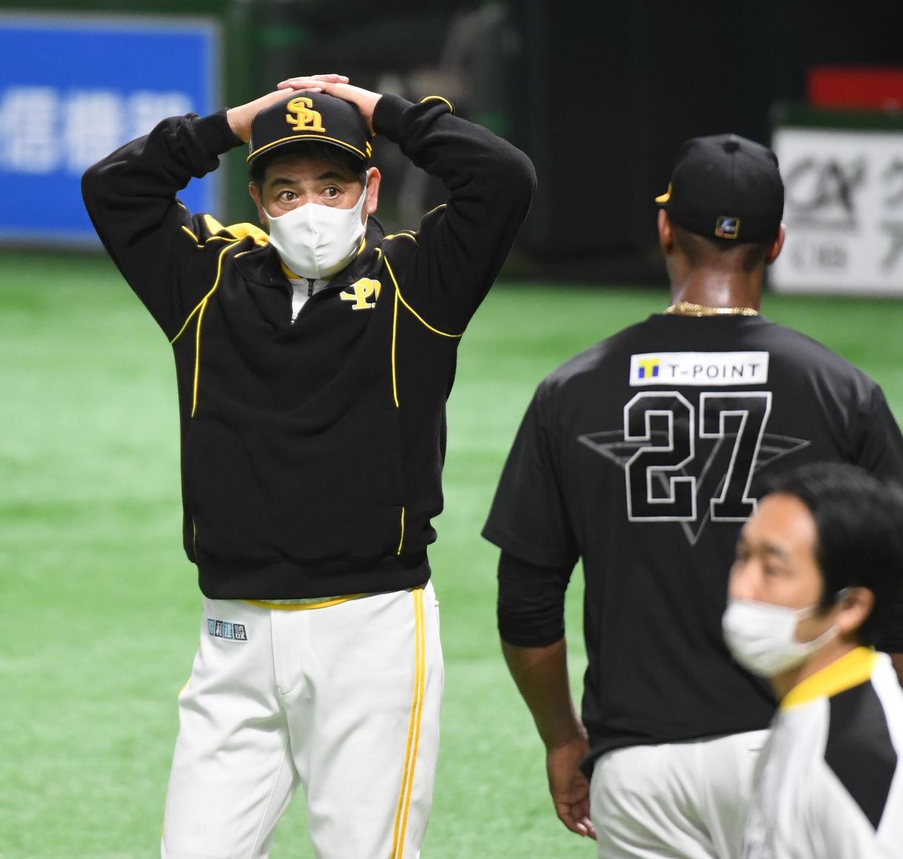グラシアルと話す工藤監督（撮影・今浪浩三）