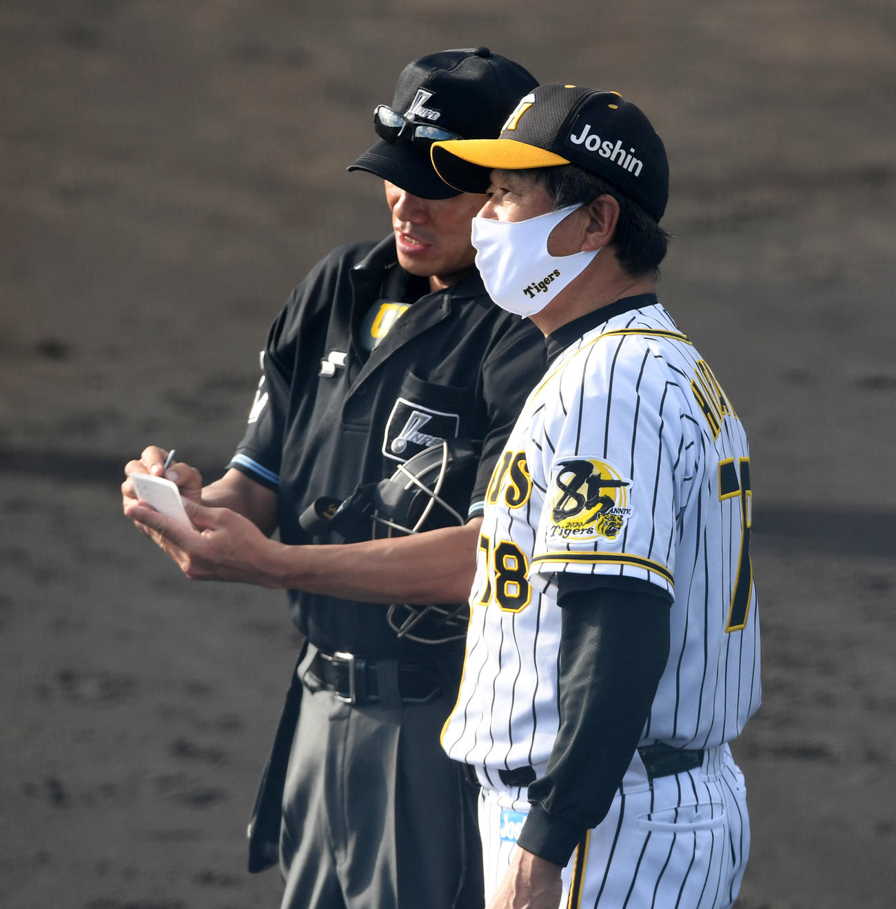 フェニックス・リーグ阪神対西武　7回、交代を告げる平田勝男2軍監督（撮影・前岡正明）