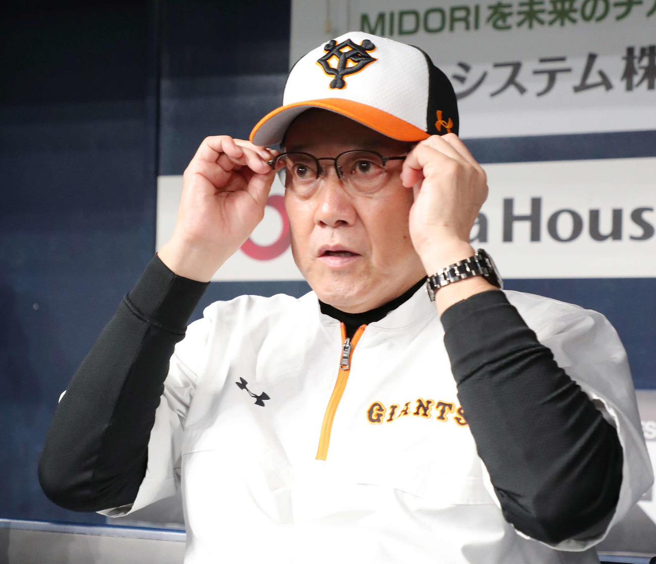 ベンチでメガネに手をやりながら記者の取材に応じる巨人原監督