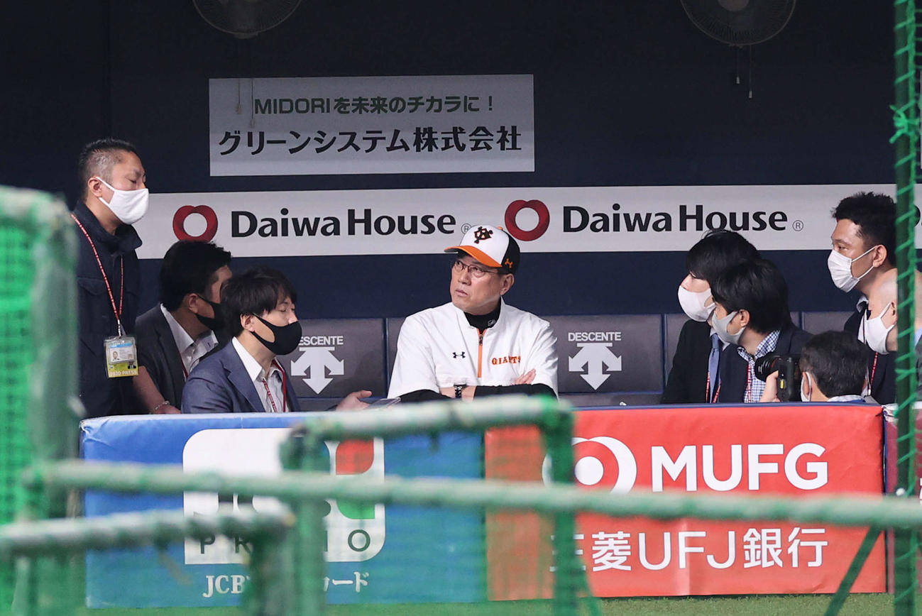 ベンチで記者の取材に応じる巨人原監督（中央）（撮影・河野匠）