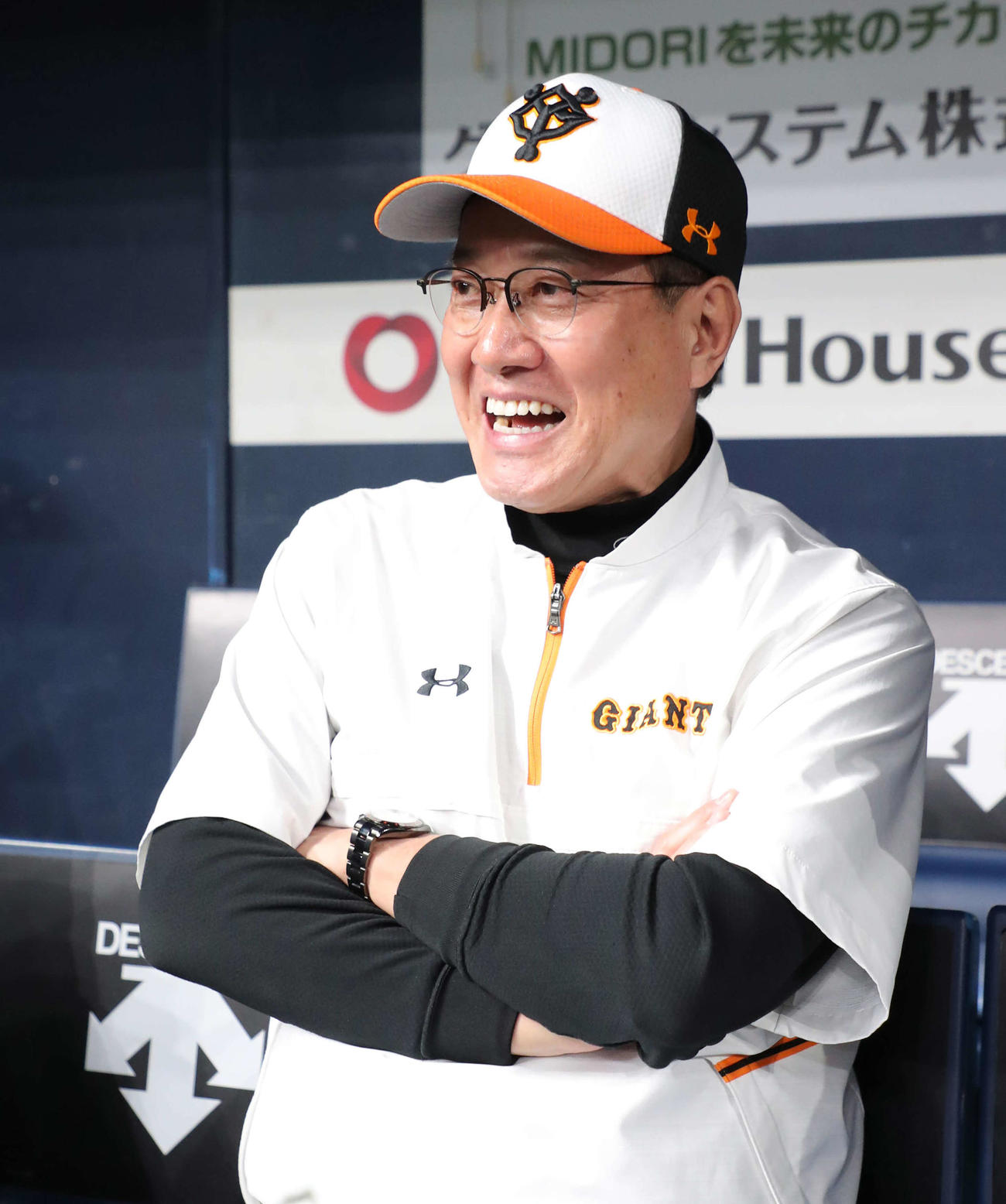 ベンチで記者の取材中に笑顔を見せる巨人原監督