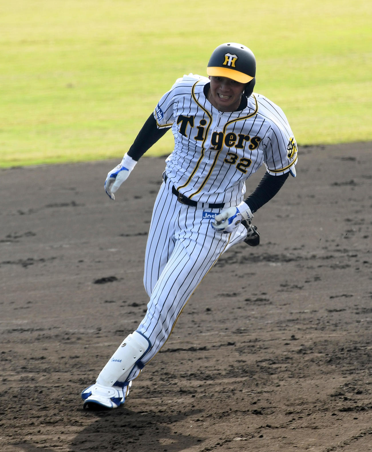 阪神対西武　6回裏阪神1死二塁、井上広大は中越え適時三塁打を放つ（撮影・前岡正明）