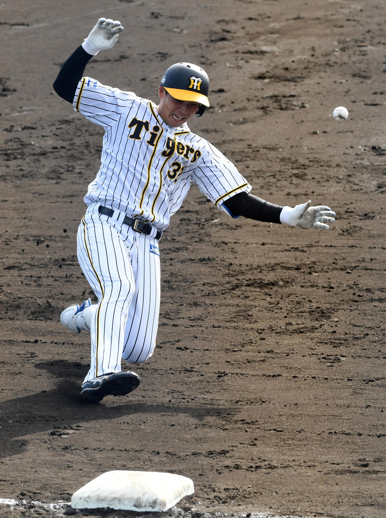 阪神対西武　6回裏阪神1死二塁、井上は中越え適時三塁打を放ち滑り込む（撮影・前岡正明）