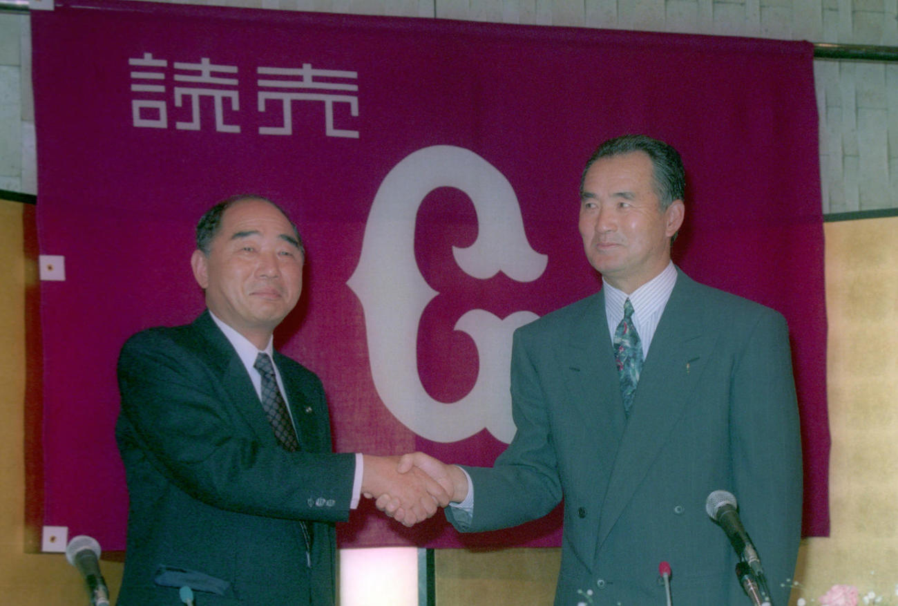 92年10月、監督復帰就任会見で長嶋茂雄監督と握手を交わす保科昭彦球団代表（1992年10月12日撮影）