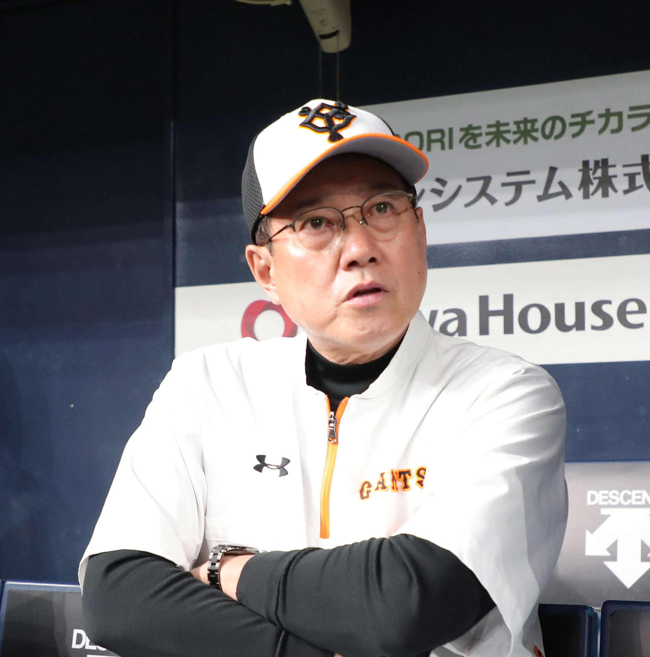 ベンチで記者の取材に応じる巨人原監督