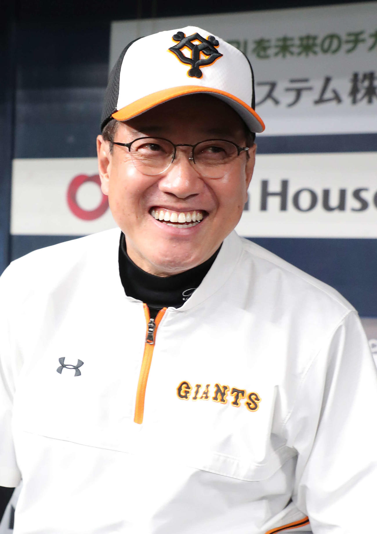 ベンチで記者の取材中に笑顔を見せる巨人原監督