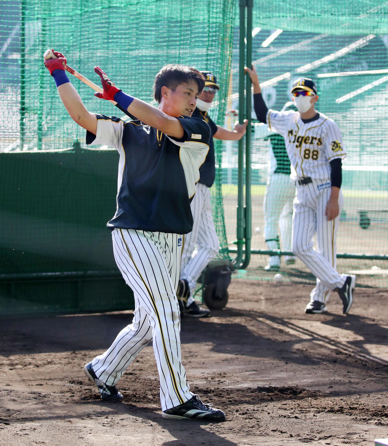 ティー打撃を行う木浪聖也（左）と見守る矢野燿大監督（撮影・加藤哉）