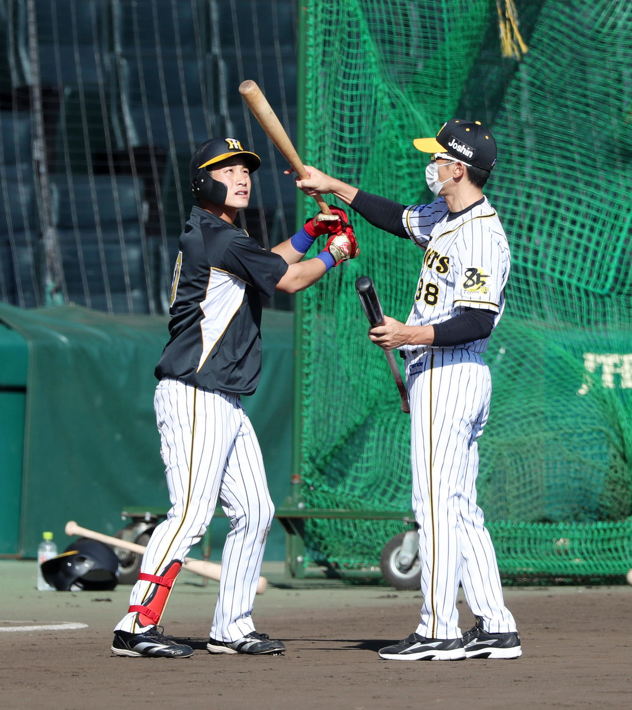 打撃練習で木浪聖也（左）に直接アドバイスを送った矢野燿大監督（撮影・加藤哉）