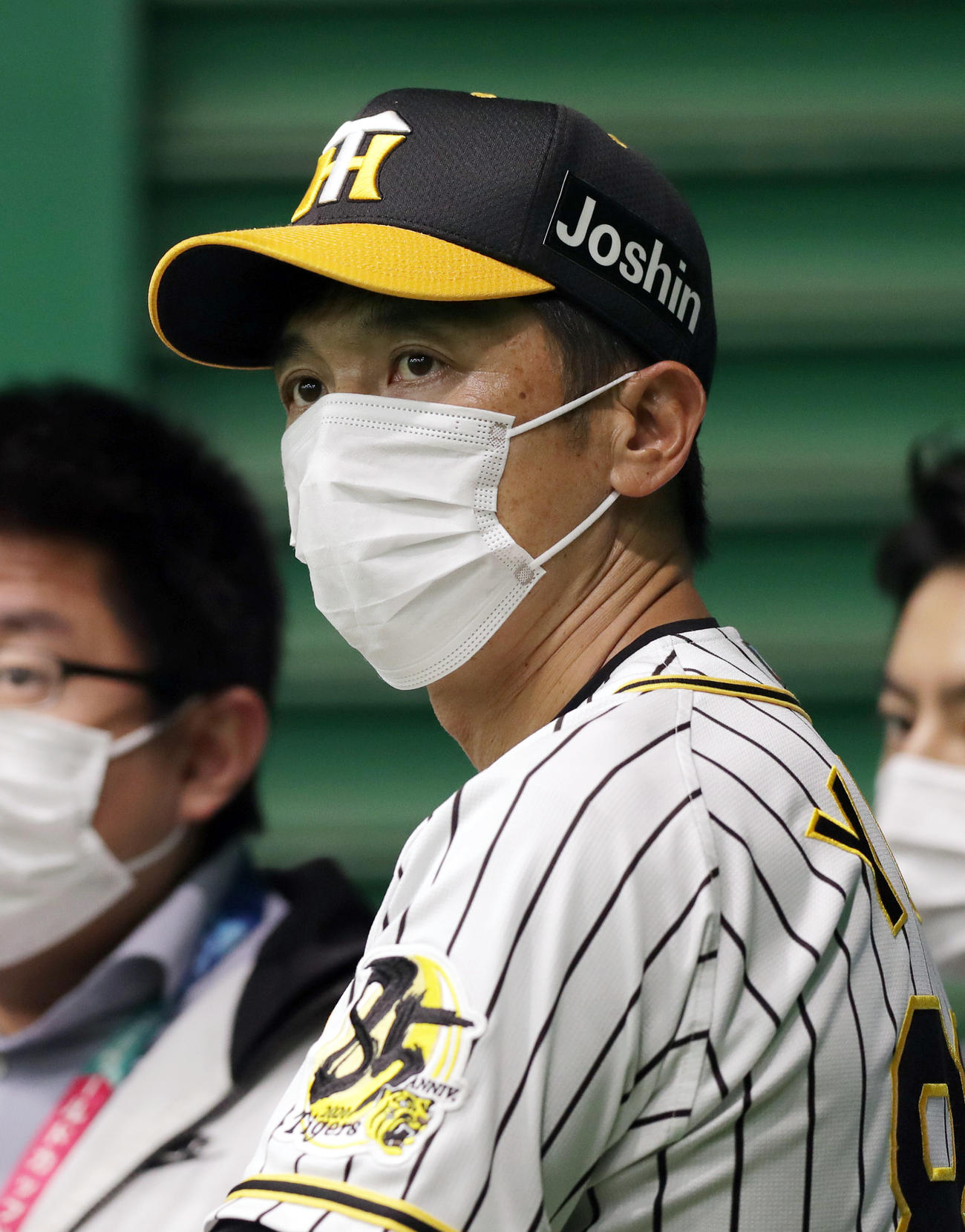 取材に応じる阪神矢野監督（撮影・前田充）