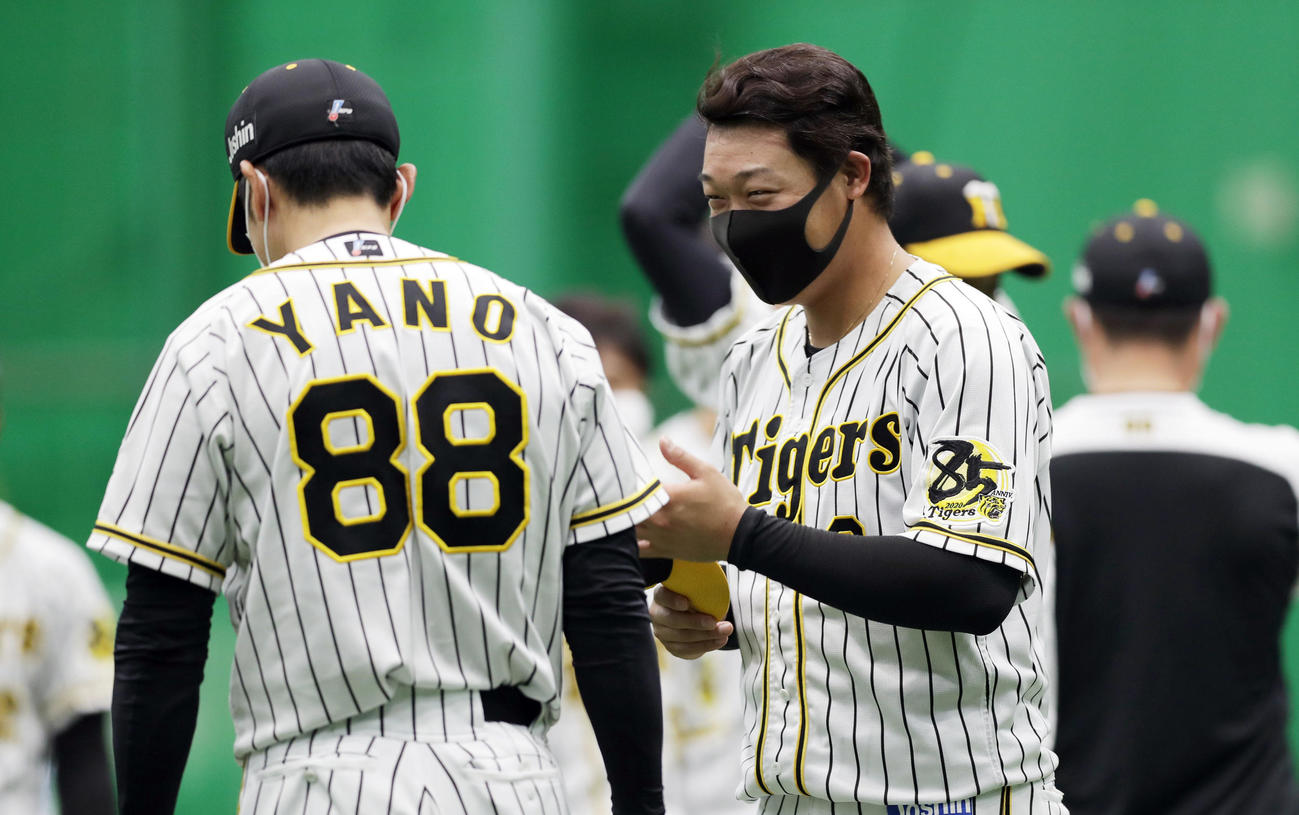 練習前に矢野監督（左）と談笑する大山（撮影・前田充）