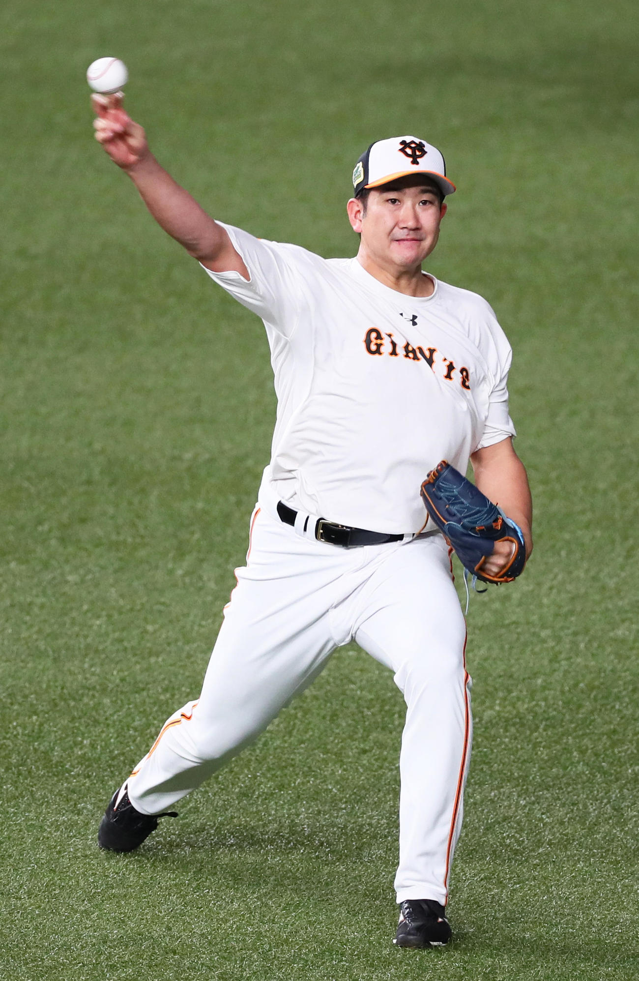 キャッチボールで調整する巨人菅野（撮影・足立雅史）