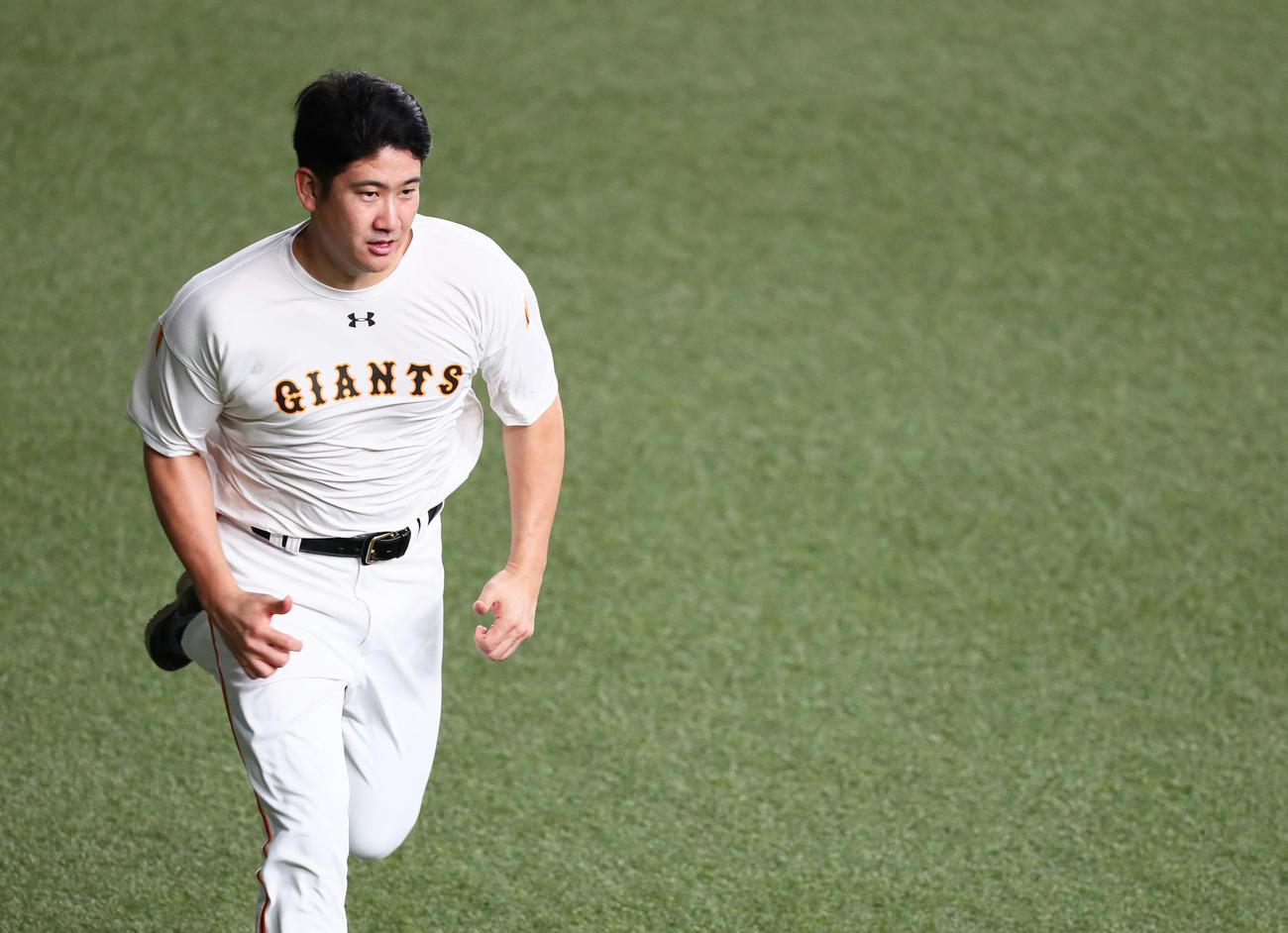 練習でダッシュを繰り返す巨人菅野（撮影・足立雅史）