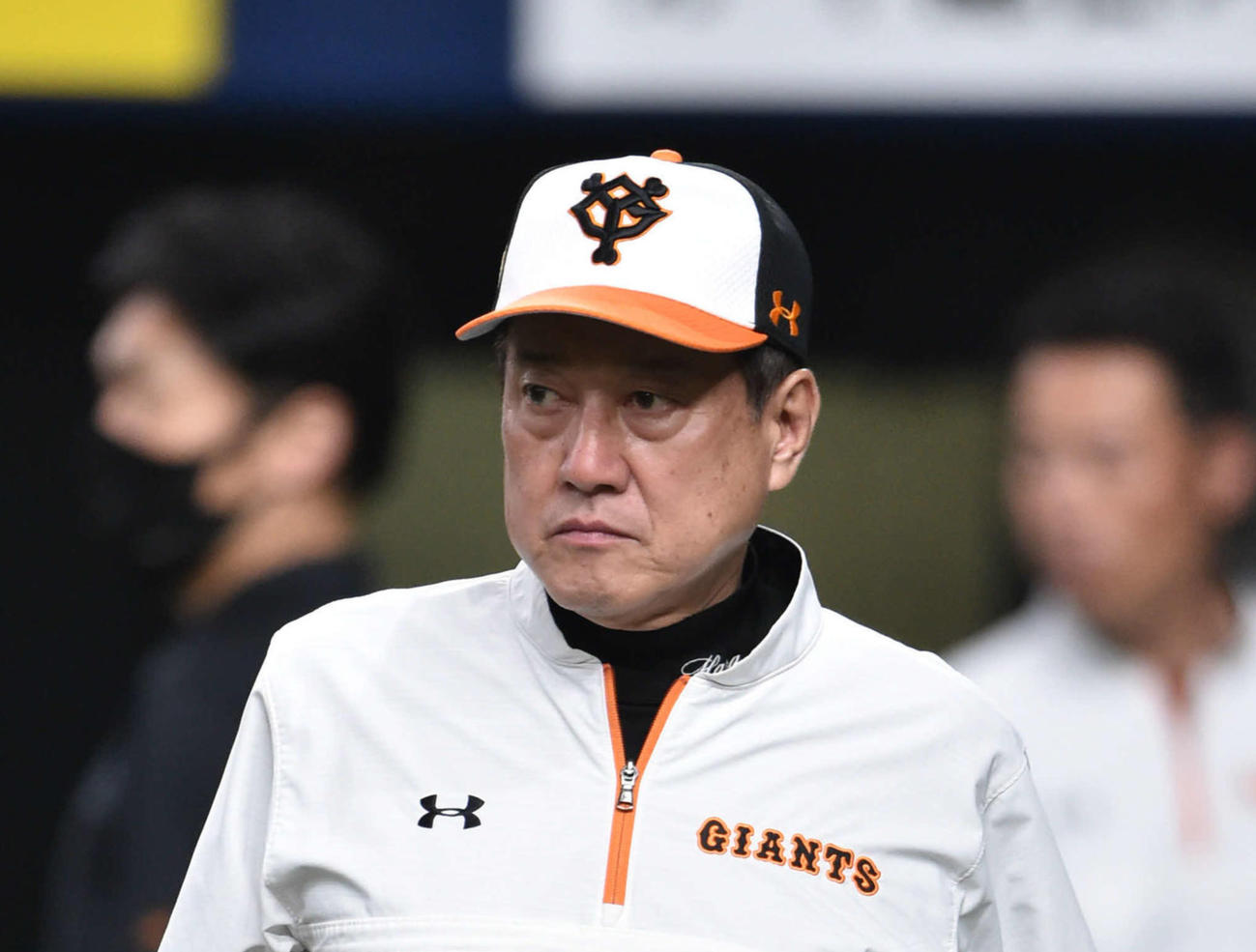 ナインの練習を見つめる原辰徳監督（撮影・岩下翔太）