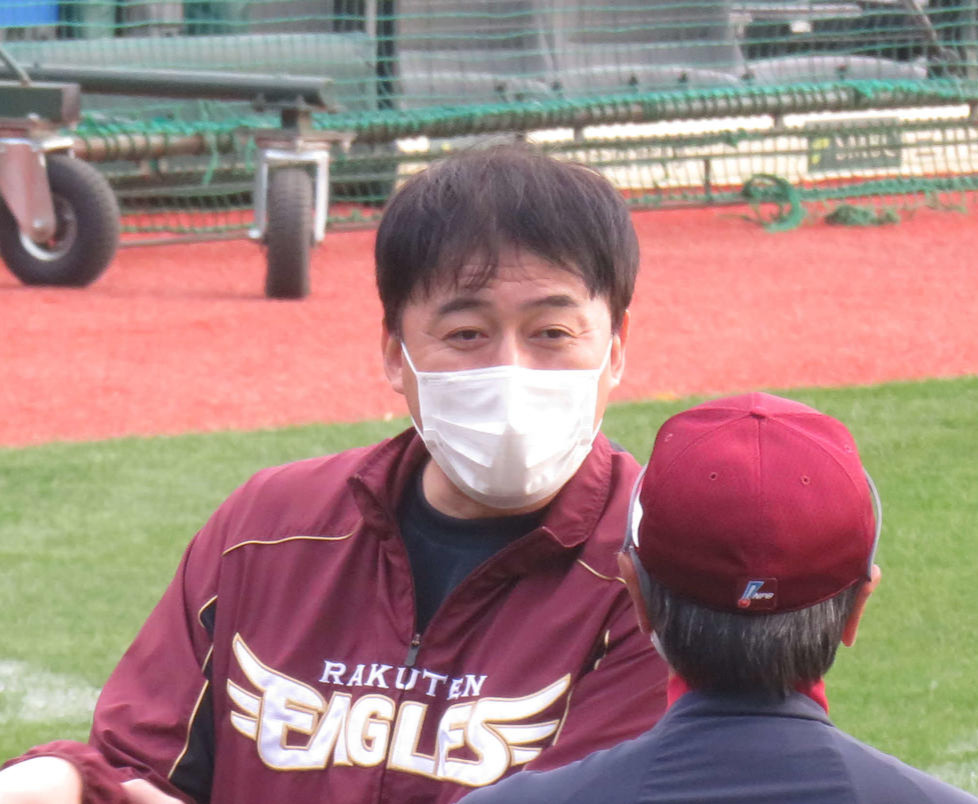 楽天石井一久GM兼任監督と真喜志ヘッドコーチ（2020年11月16日）