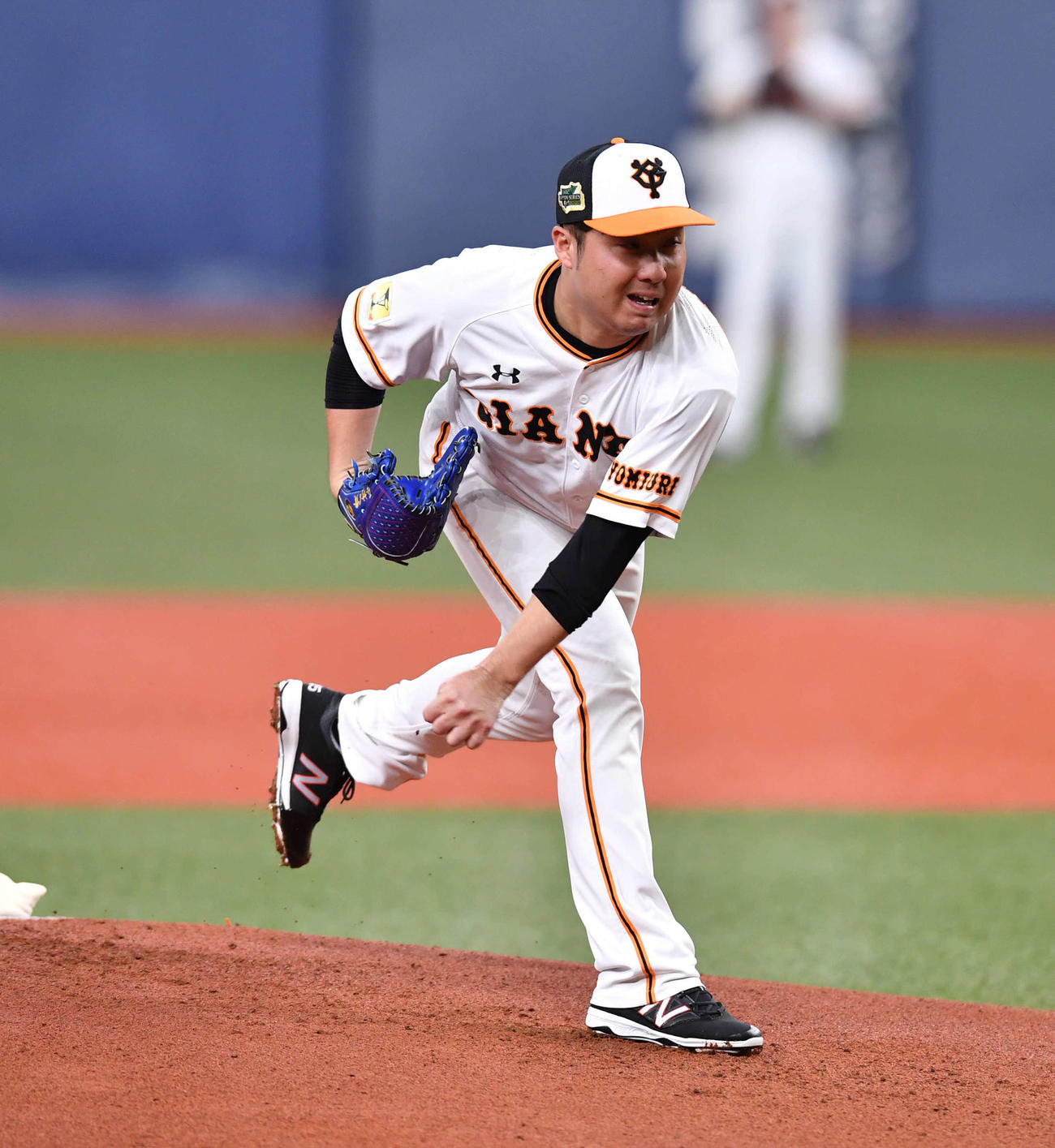 マウンドで投げ込む今村信貴（撮影・岩下翔太