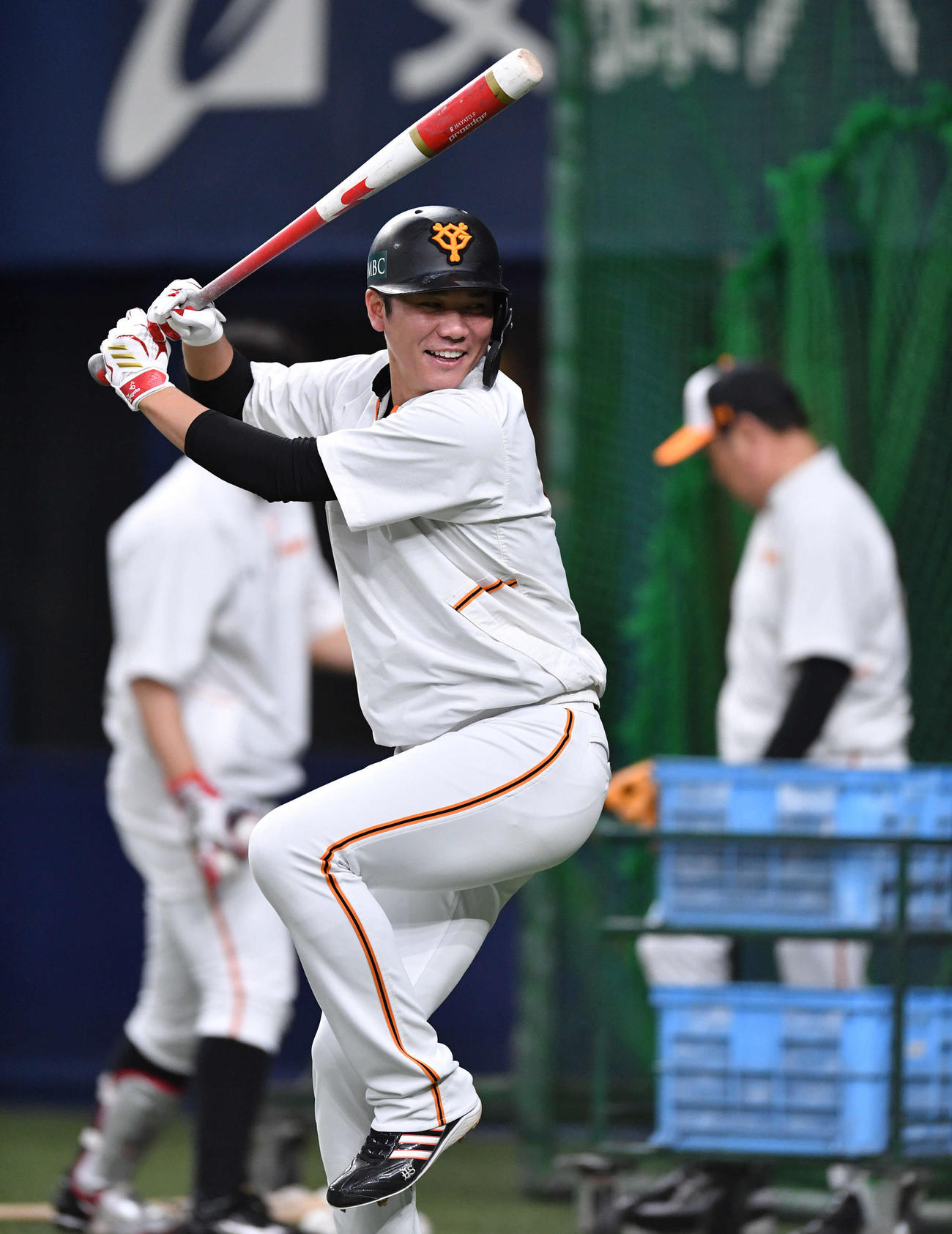 笑顔で打撃練習を行う坂本勇人（撮影・岩下翔太）