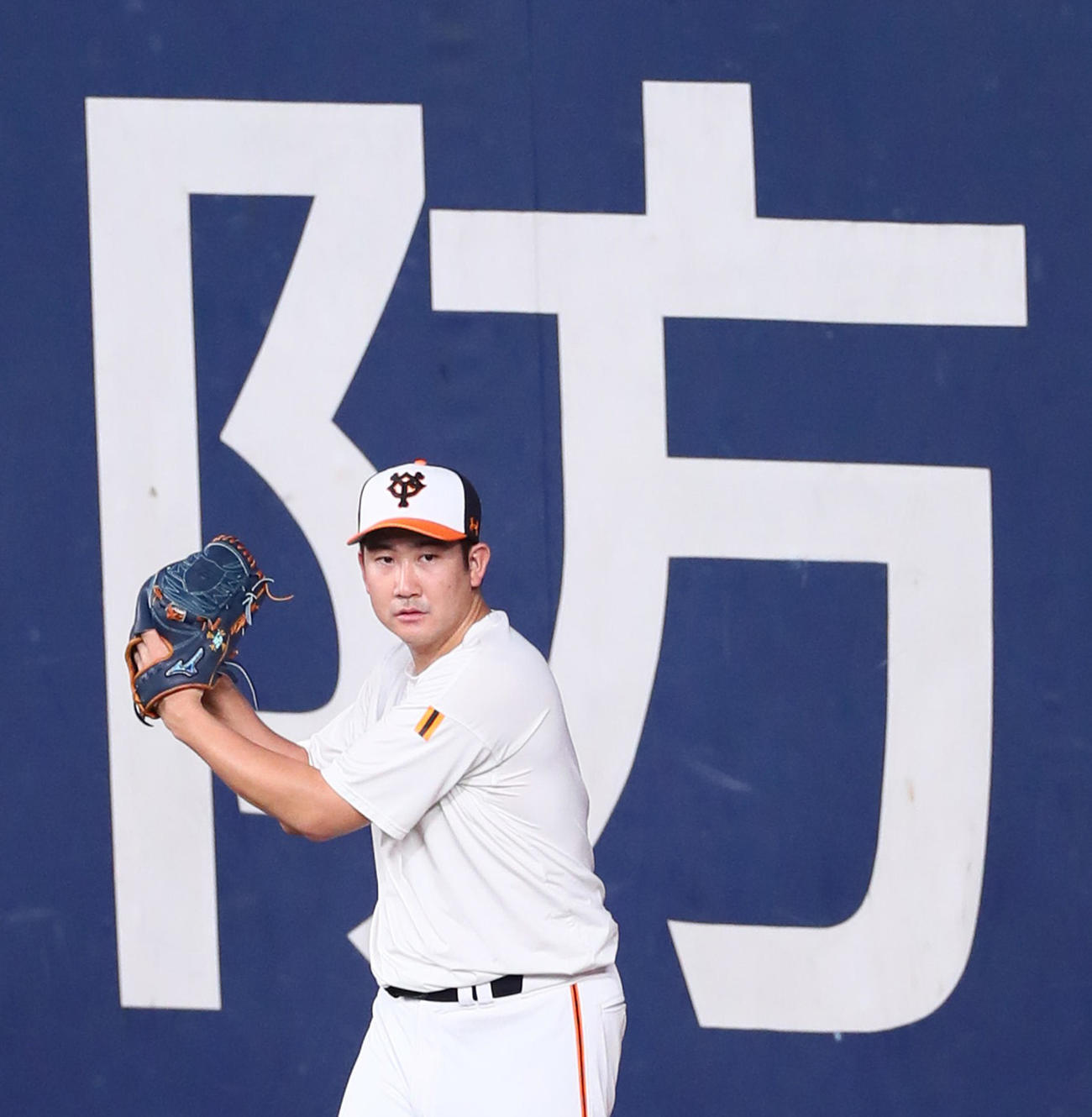 キャッチボールで調整する巨人菅野（撮影・足立雅史）