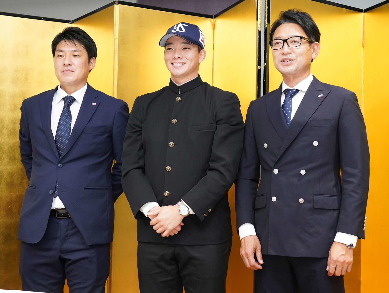 ヤクルトと仮契約を結び、記念撮影するドラフト1位の慶大・木沢（中央）。右は橿渕スカウトグループデスク、左は山本担当スカウト（撮影・江口和貴）