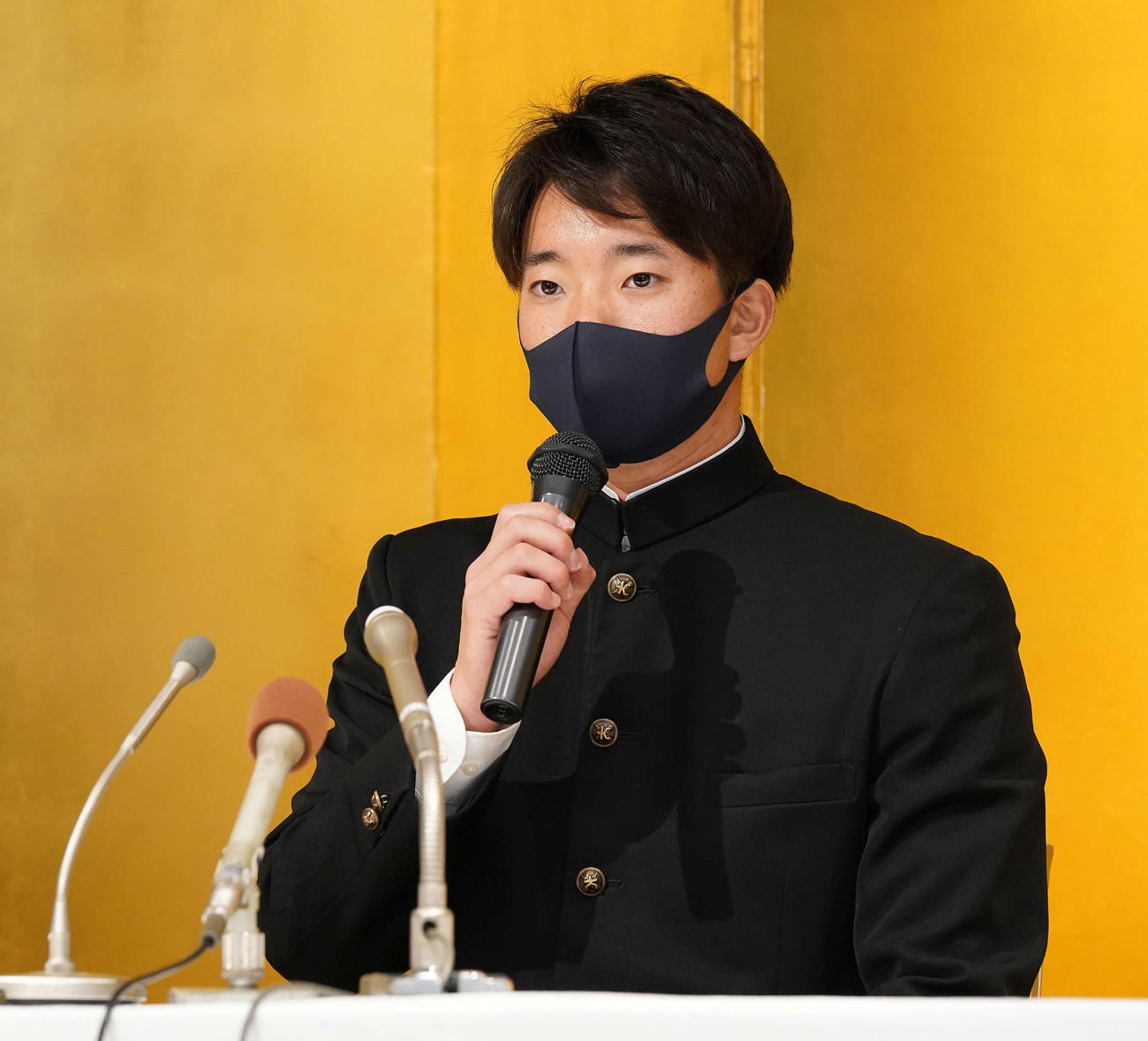 ヤクルトと仮契約を結び、会見に臨むドラフト1位の慶大・木沢（撮影・江口和貴）