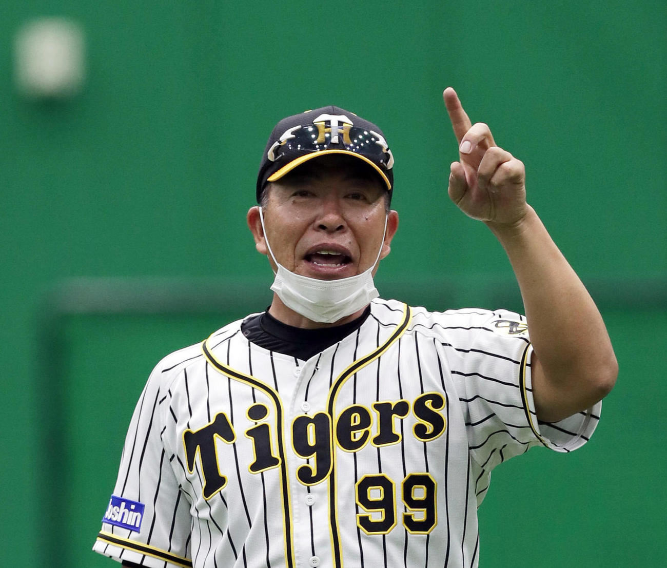 練習中、ナインに声をかける井上ヘッドコーチ（撮影・前田充）