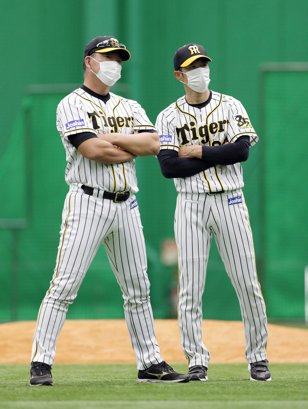 練習を見つめながら話し合う矢野監督（右）と井上ヘッドコーチ（撮影・前田充）