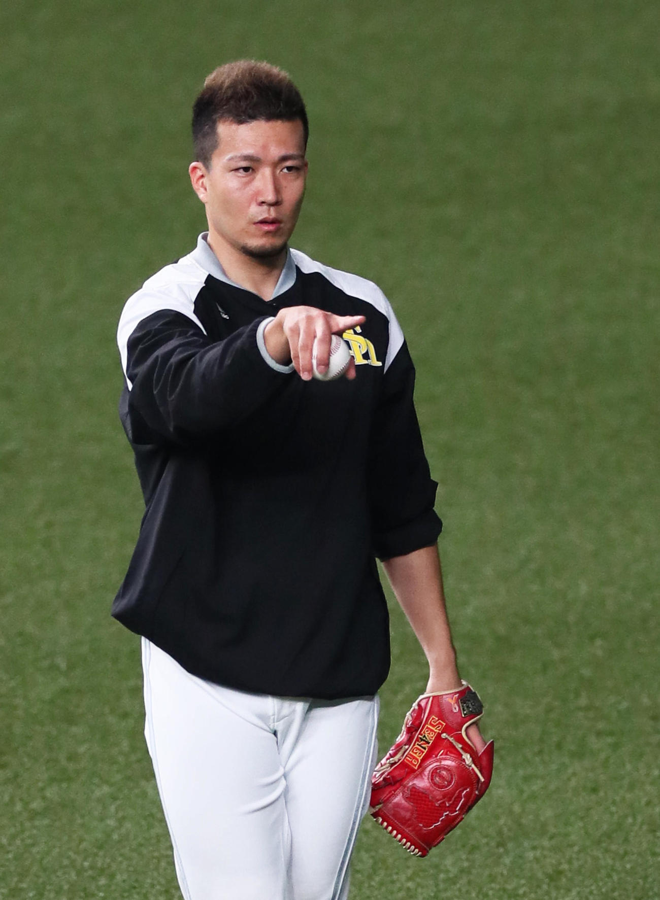 キャッチボール中、相手に球種を伝えるソフトバンク千賀（撮影・足立雅史）