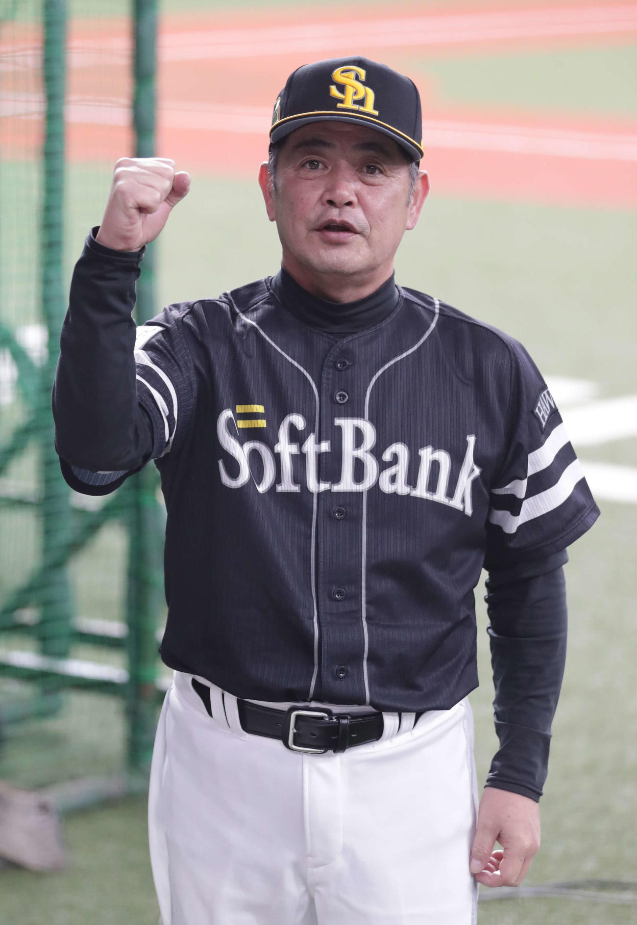 日本シリーズ前日会見を終えカメラに向かってガッツポーズを見せるソフトバンク工藤監督（撮影・河野匠）
