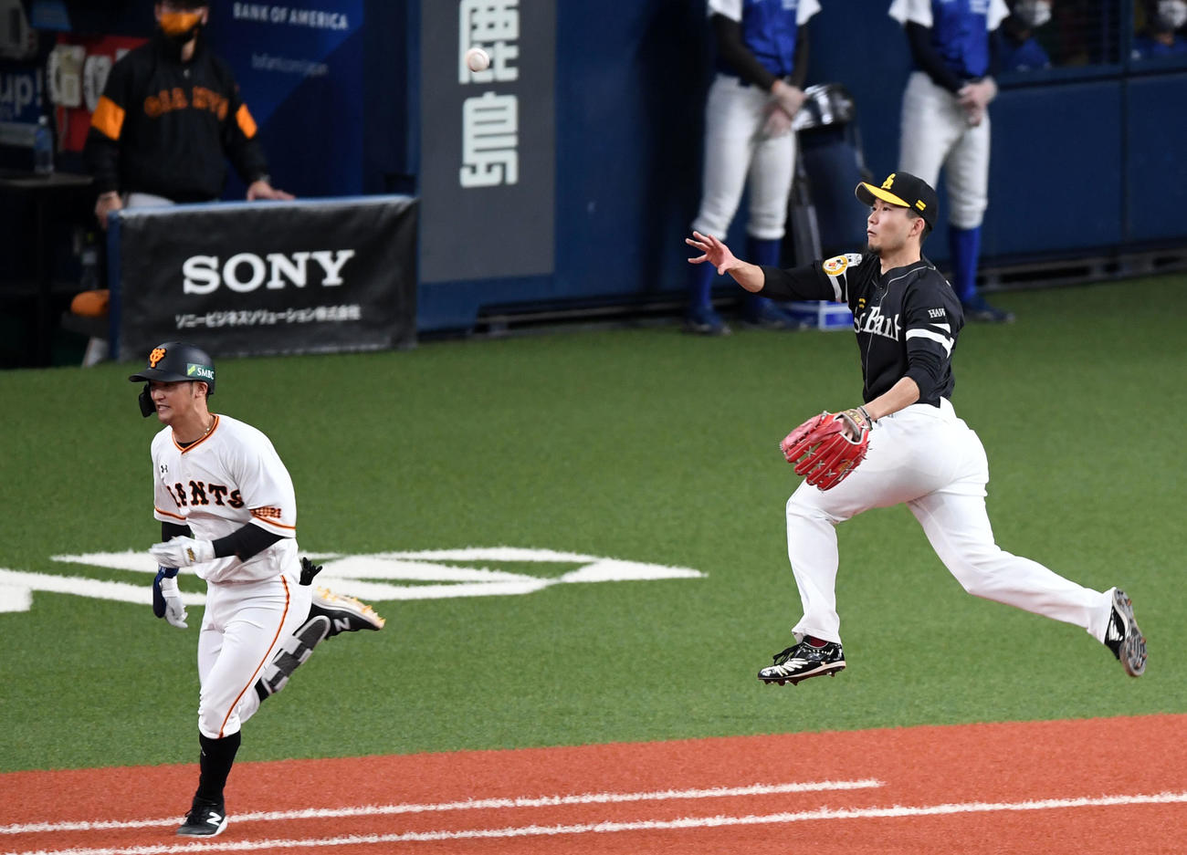 巨人対ソフトバンク　3回裏巨人1死二塁、吉川尚（左）の一ゴロをキャッチし一塁へ送球する千賀（撮影・横山健太）