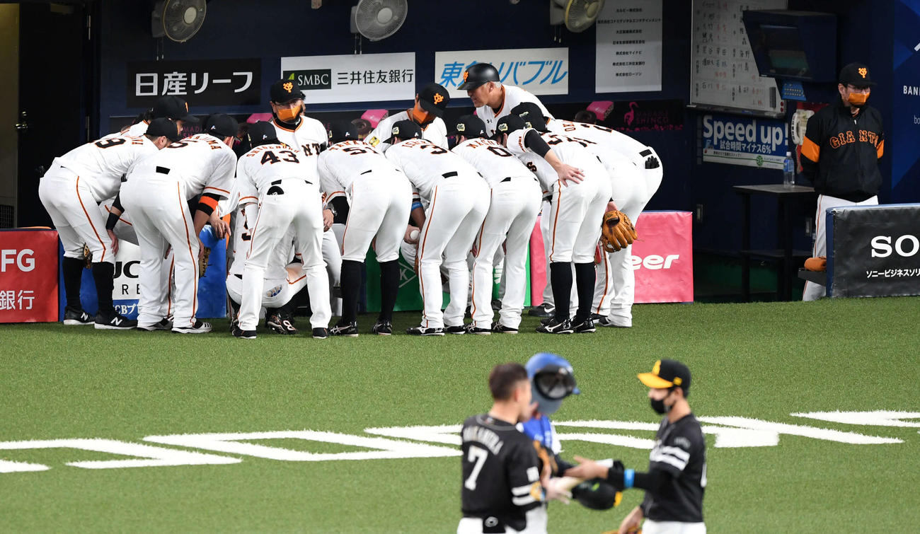 巨人対ソフトバンク　3回裏開始前、円陣を組む巨人ナイン（撮影・横山健太）