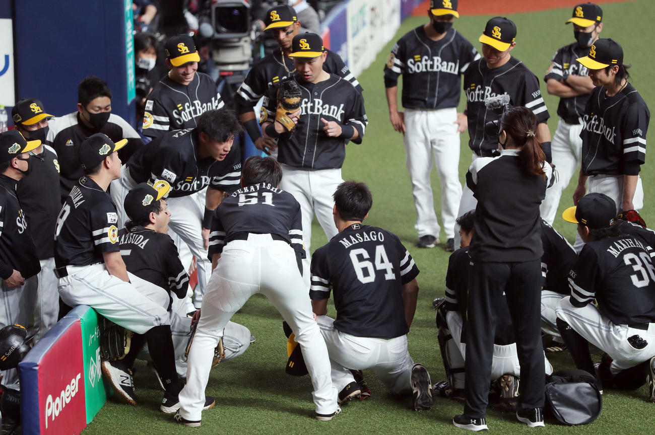 巨人対ソフトバンク　試合前、円陣を組むソフトバンクナイン（撮影・前田充）