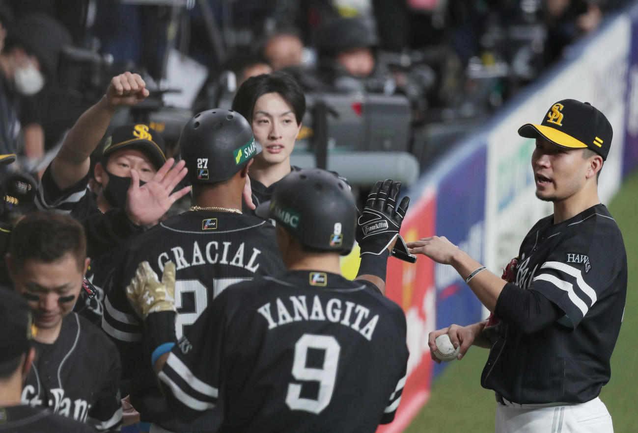 巨人対ソフトバンク　6回表ソフトバンク2死一、三塁、栗原の2点適時二塁打で生還したグラシアル（中央左）と柳田（中央手前）を迎える千賀（右）らソフトバンクナイン（撮影・前田充）