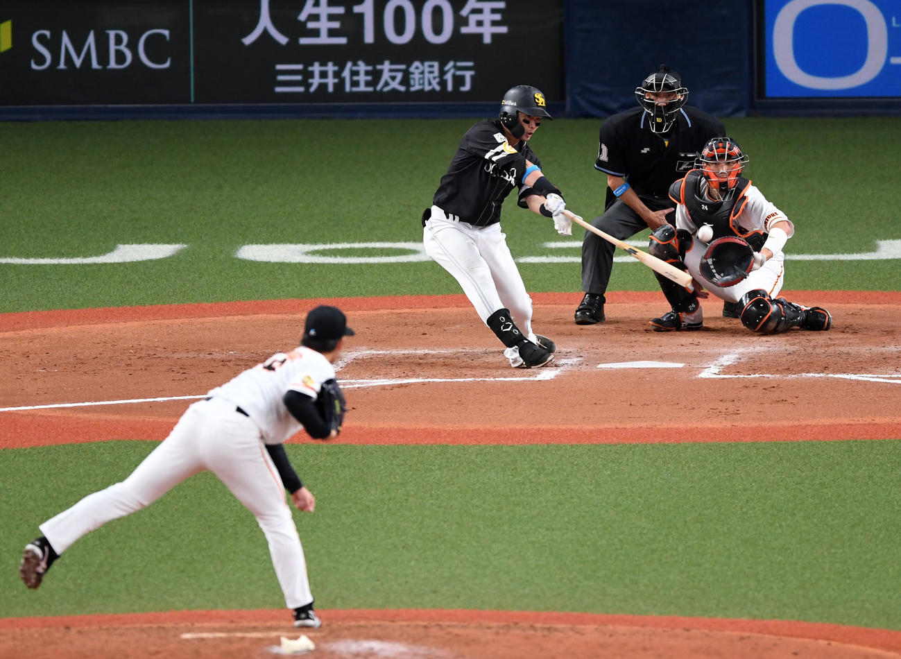 巨人対ソフトバンク　8回表ソフトバンク無死二塁、左前適時打を放つ中村晃（撮影・横山健太）