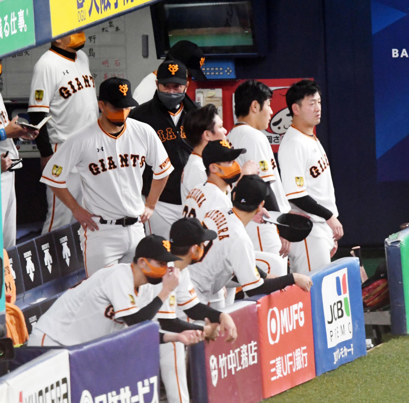 巨人対ソフトバンク　ソフトバンクに敗れがっくりする巨人ベンチ（撮影・前岡正明）