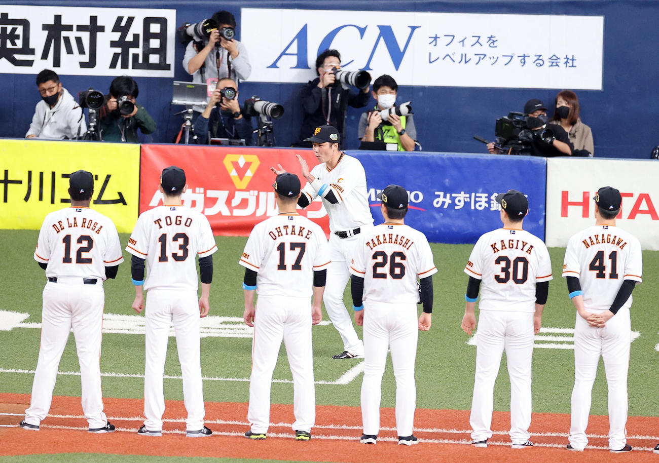 巨人対ソフトバンク　試合前、選手紹介で入場する巨人坂本（中央）（撮影・垰建太）