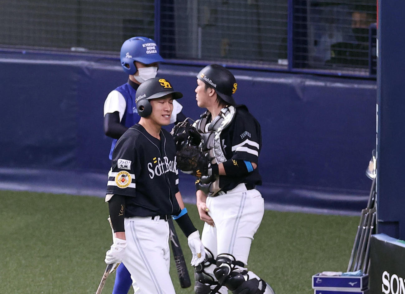 巨人対ソフトバンク　1回表ソフトバンク2死、空振り三振に倒れ悔しげな表情で引き揚げる柳田（撮影・垰建太）