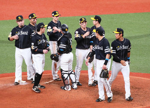 巨人対ソフトバンク　初戦に勝利しタッチを交わすソフトバンク栗原（右から4人目）ら（撮影・足立雅史）