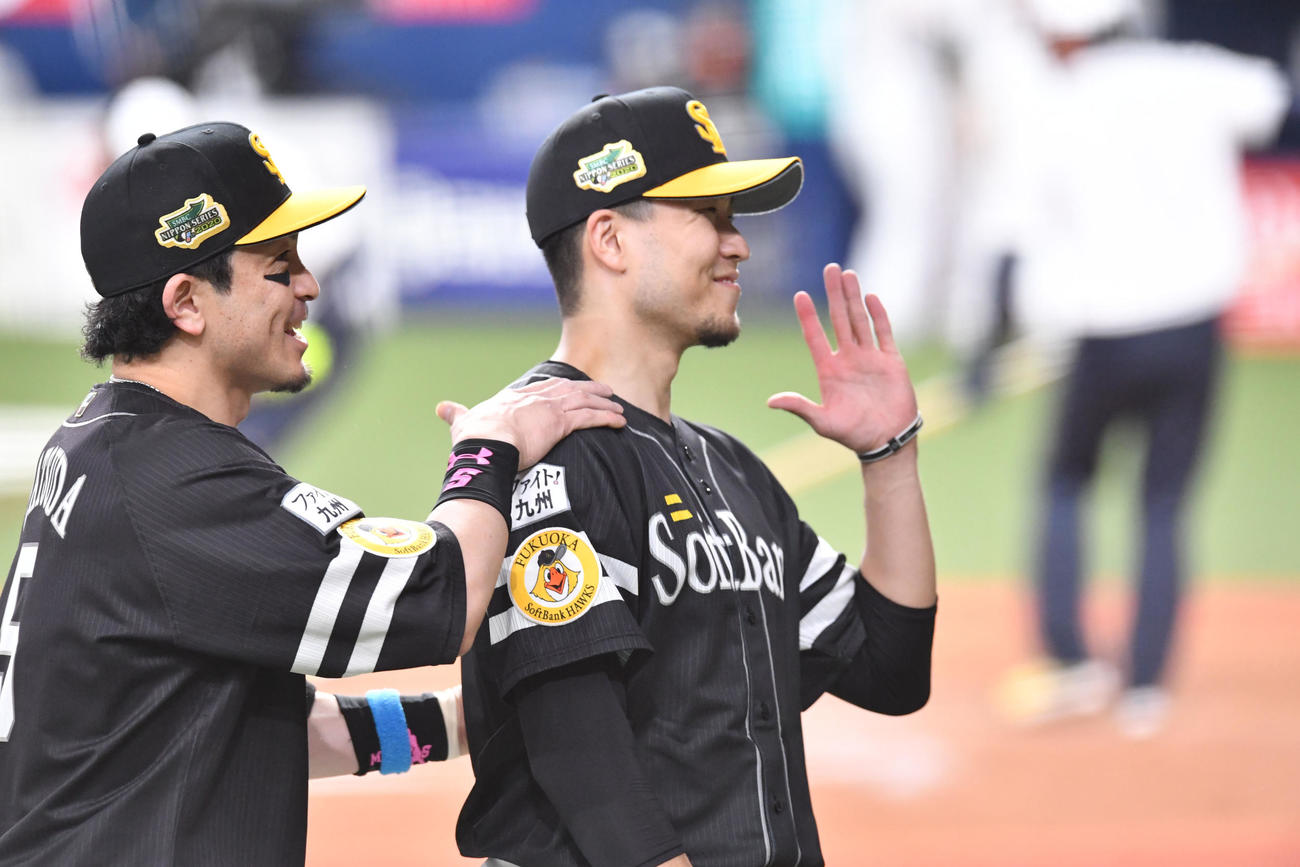 先発した千賀滉大は7回を投げ無失点と好投、松田宣浩に声をかけられ笑顔を見せる（撮影・梅根麻紀）