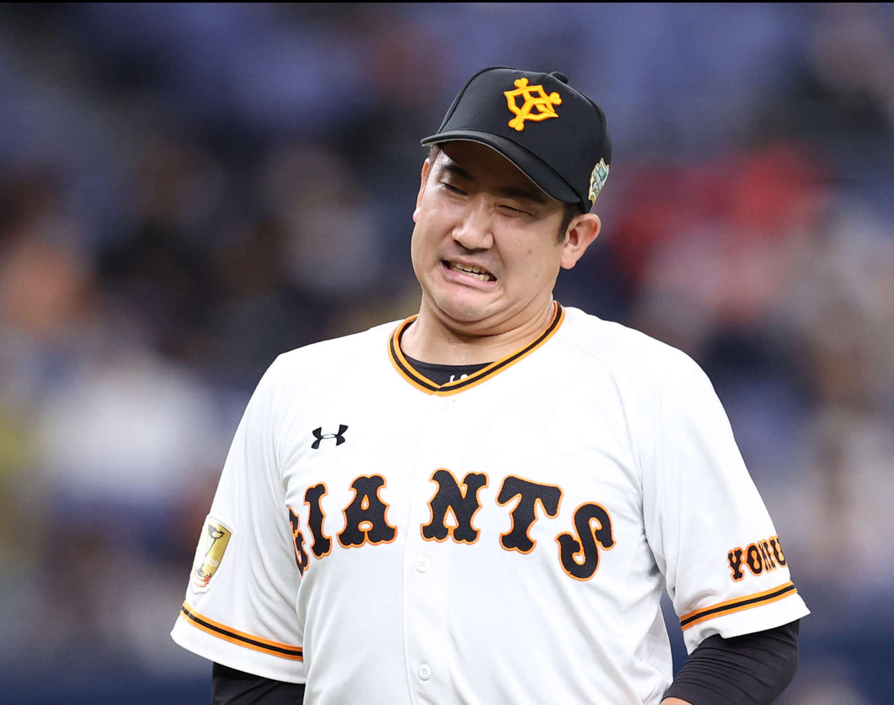 巨人対ソフトバンク　6回表を終え、この回2失点の菅野は険しい表情で引き揚げる（撮影・河野匠）