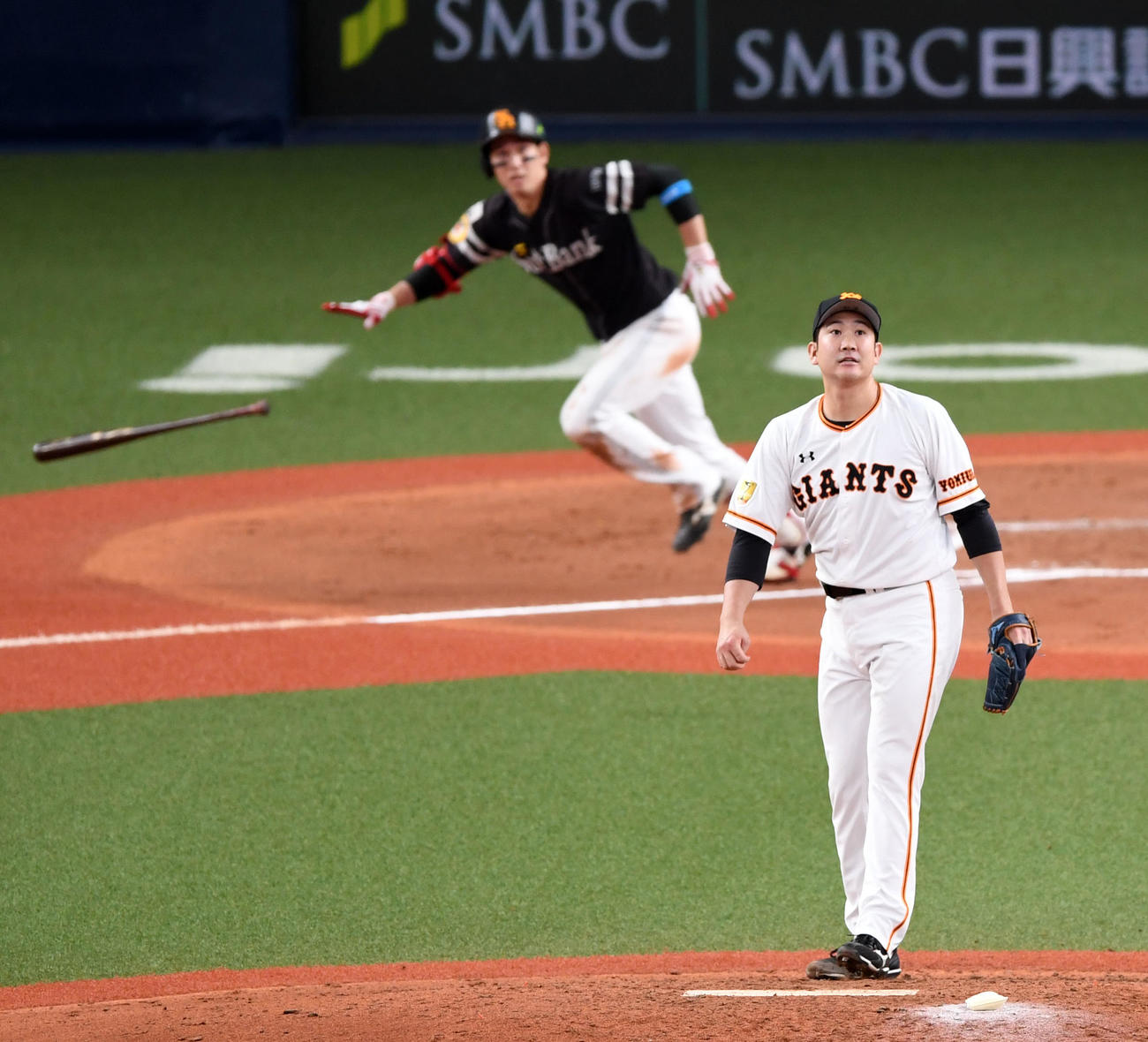 巨人対ソフトバンク　6回表ソフトバンク2死一、三塁、栗原に中越え2点適時二塁打を浴びる菅野（撮影・横山健太）
