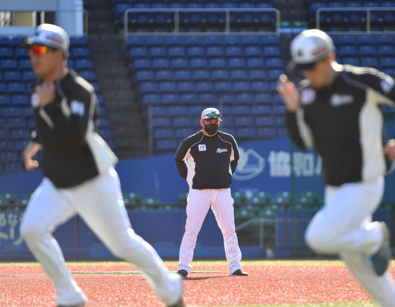 秋季練習でナインの練習を見つめるロッテ井口監督(中央)（撮影・柴田隆二）