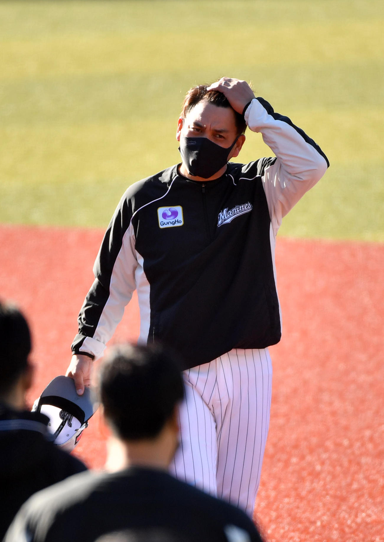 秋季練習初日、ナインの練習を見つめる井口監督＝（撮影・柴田隆二）