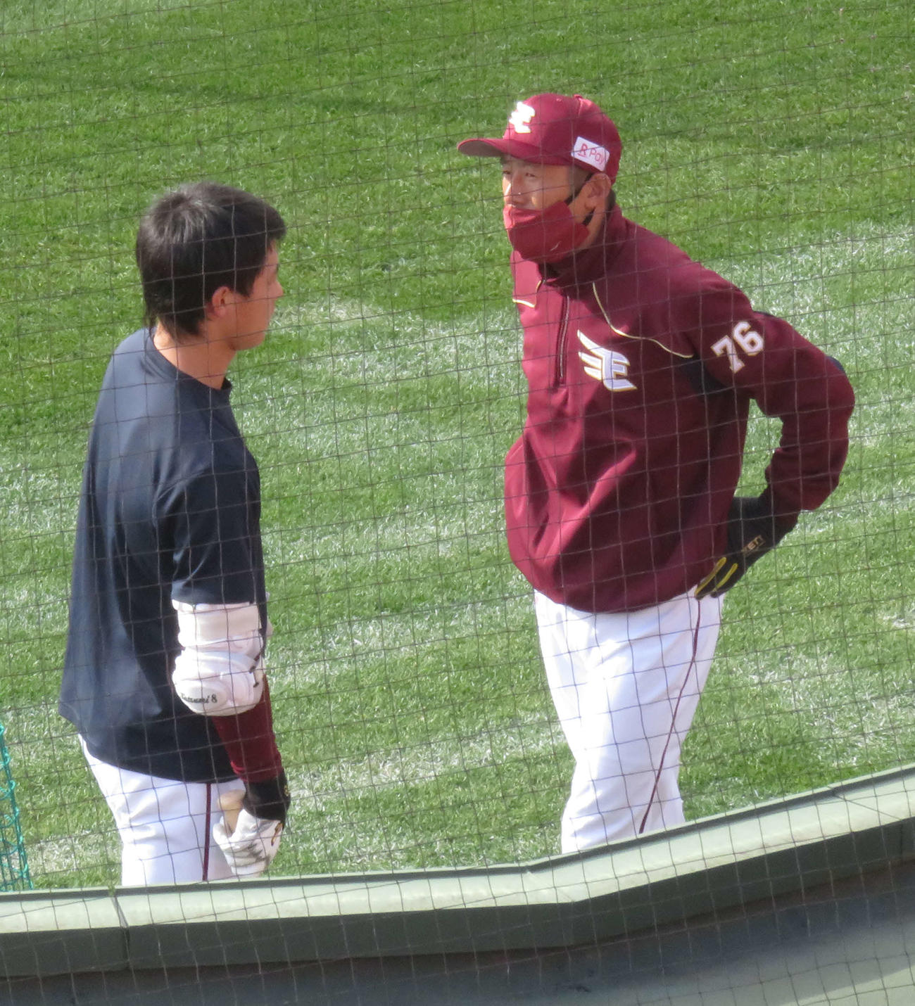 楽天辰己（左）に言葉をかける楽天岡田外野守備走塁コーチ（右）（撮影・桑原幹久）
