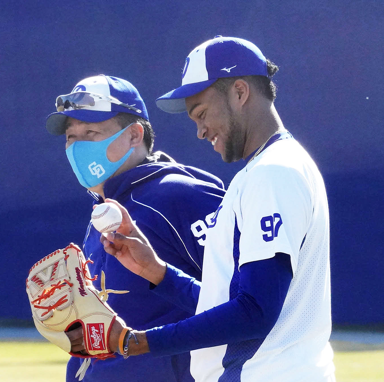 R・マルティネス（右）と言葉を交わす与田監督（撮影・森本幸一）